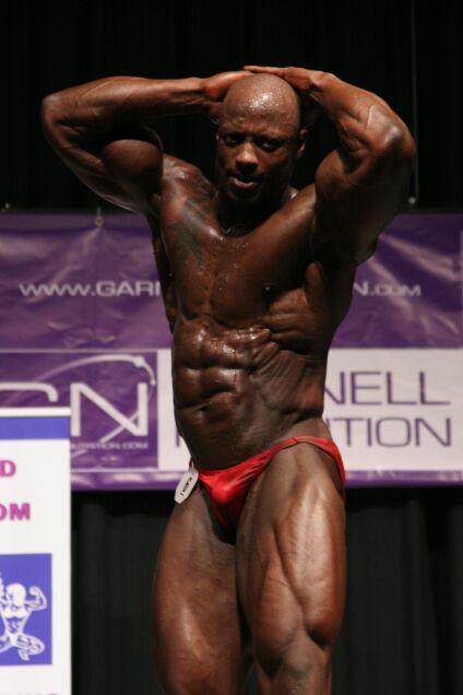Noah Sidibe hitting an abs and thigh pose