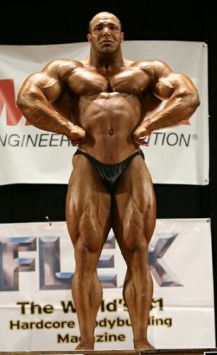 Zack Khan hits a front lat spread in the 2006 UKBFF heavyweight class!
